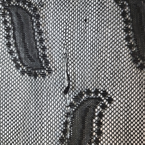 Black lace shawl runner tablecloth - Picture 4 of 7